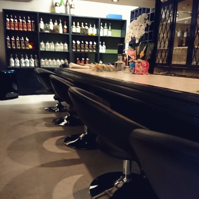 萩市のスナック・ラウンジ。ラウンジなづきのカウンター写真