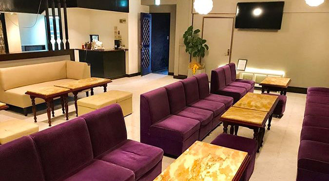 ラウンジなづきの店内
